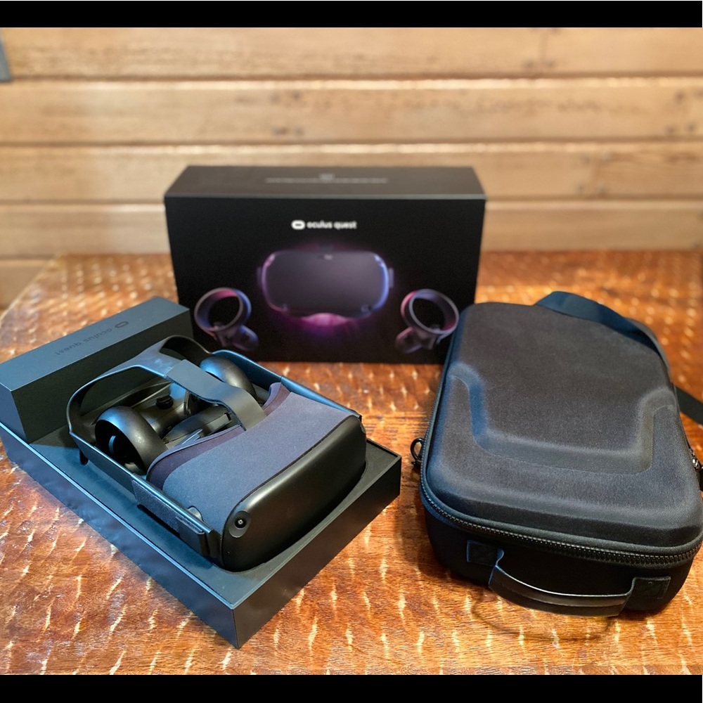 Oculus Quest 64 GB and Case